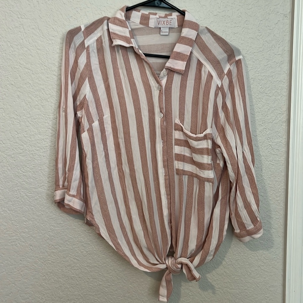 VIXBE beautiful light pink button down women’s shirt - size medium